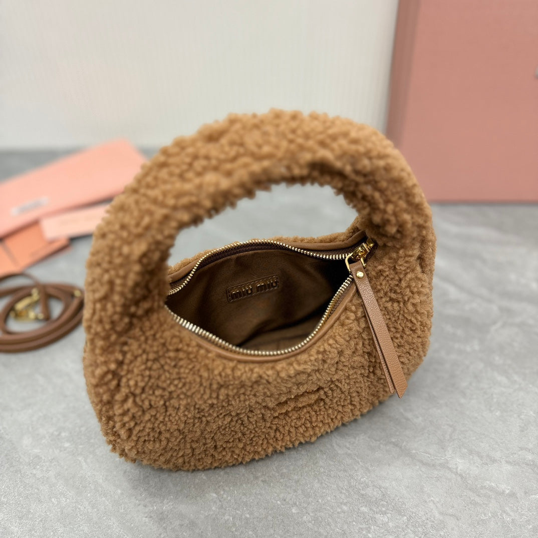 WANDER SMALL HOBO BAG 20 IN BROWN SHEARLING