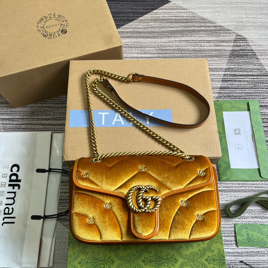 GG MARMONT MEDIUM 26 BAG IN GOLDEN VELVET