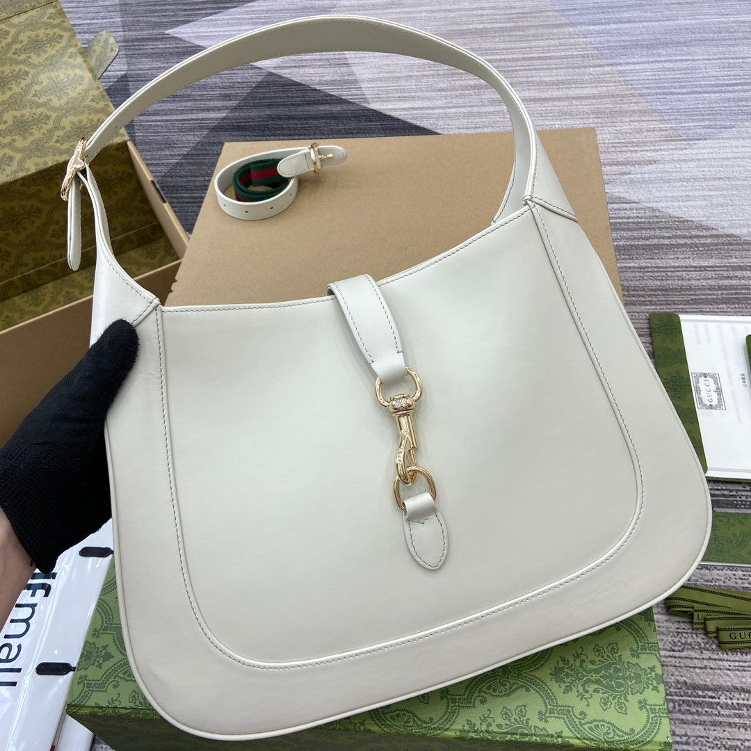 JACKIE MEDIUM SHOULDER BAG 35 IN WHITE CALFSKIN GOLD HARDWARE