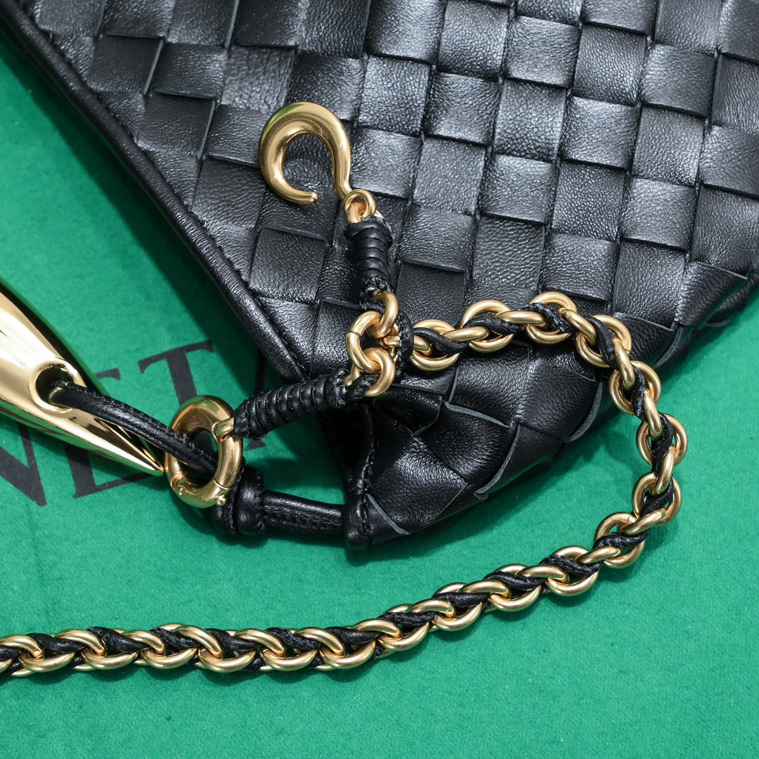 SARDINE 33 WITH CHAIN IN BLACK LAMBSKIN