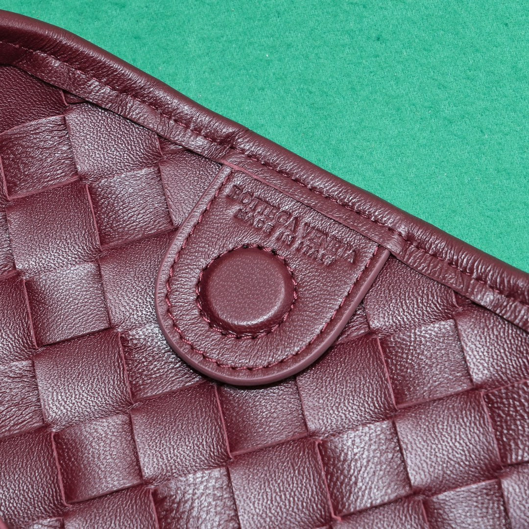 SARDINE 33 WITH CHAIN IN BAROLO LAMBSKIN