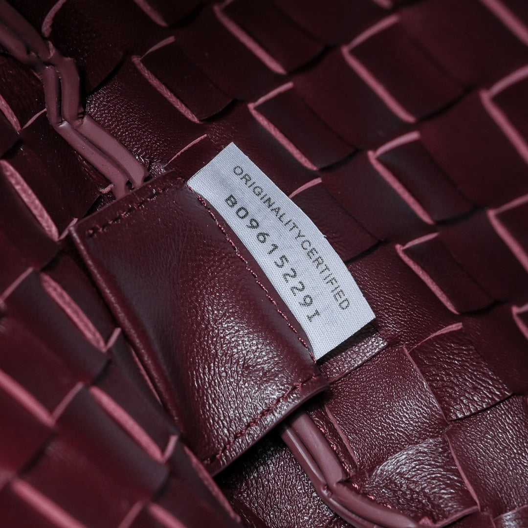 SARDINE 33 WITH CHAIN IN BAROLO LAMBSKIN