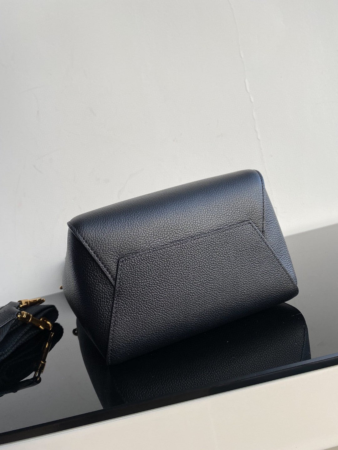 SANGLE SEAU BUCKET 24 BAG BLACK CALFSKIN