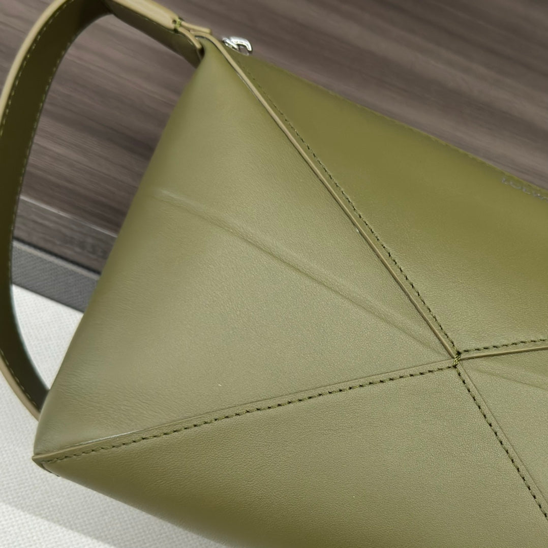 PUZZLE FOLD WASH 22 BAG IN ARMY GREEN SHINY CALFSKIN