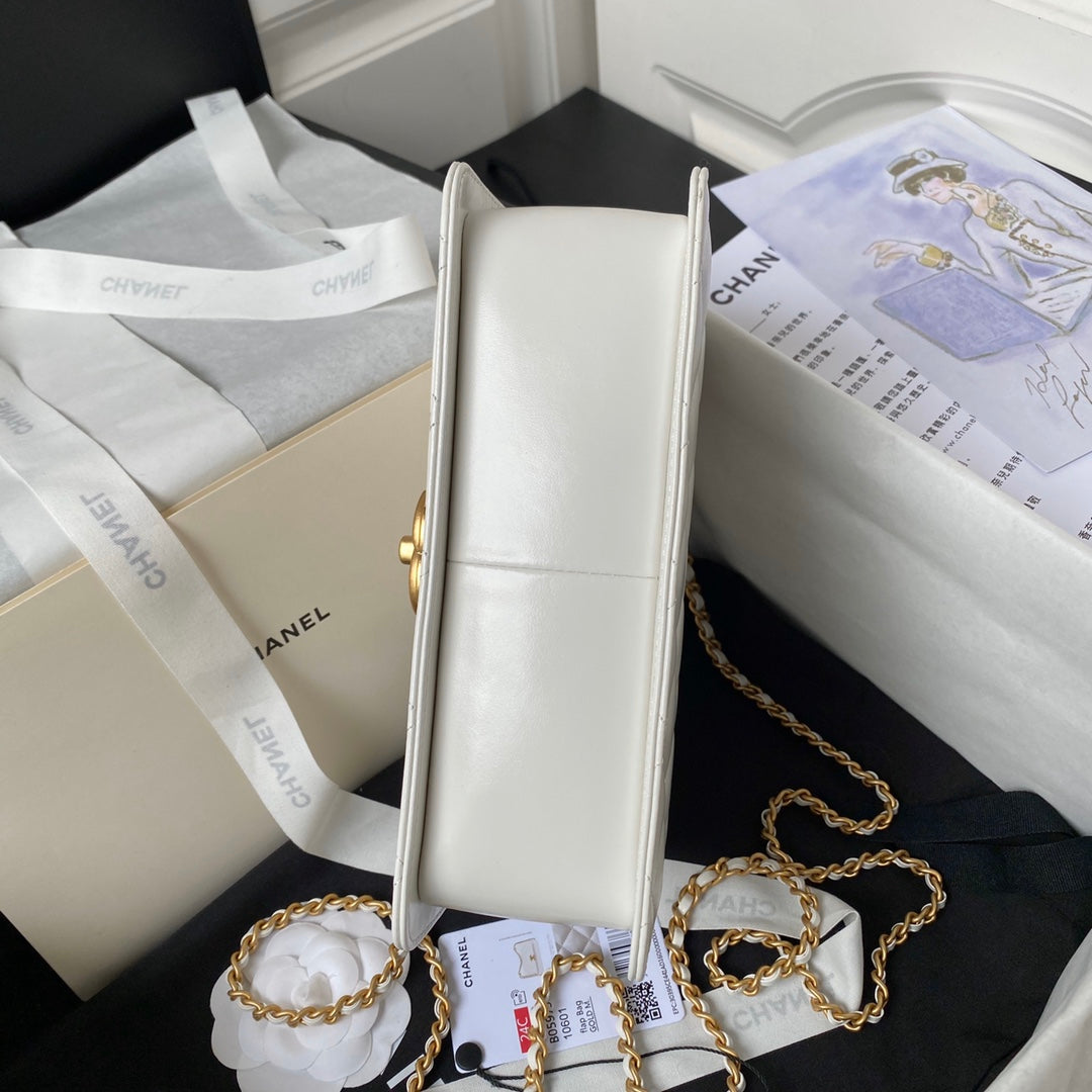 FLAP BAG 22 IN WHITE CALFSKIN WITH DOUBLE GOLD BALL