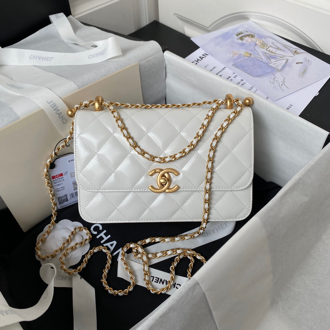 FLAP BAG 22 IN WHITE CALFSKIN WITH DOUBLE GOLD BALL