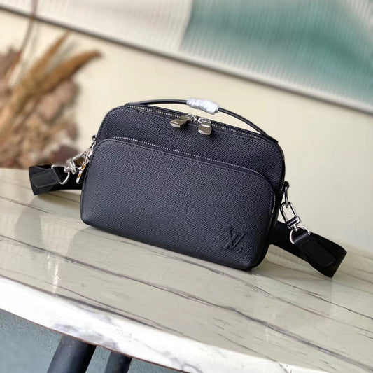  AVENUE MESSENGER 22 IN BLACK CALFSKIN