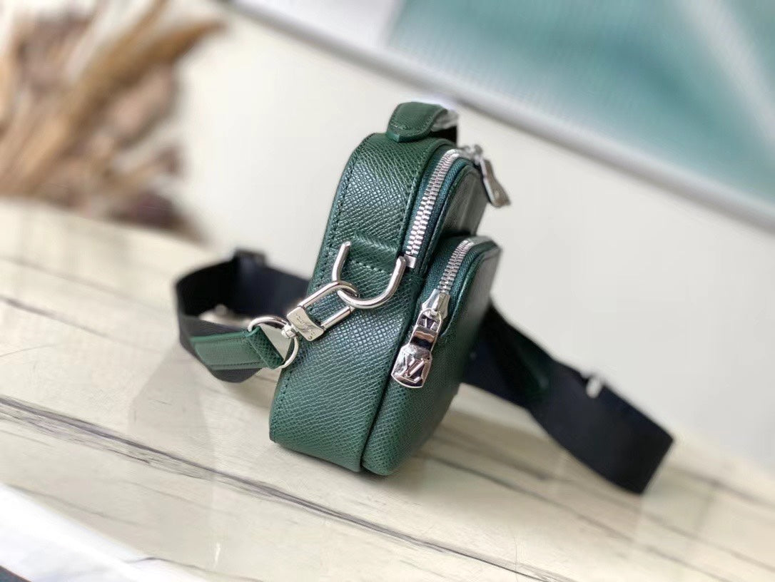  AVENUE MESSENGER 22 IN FOREST GREEN CALFSKIN