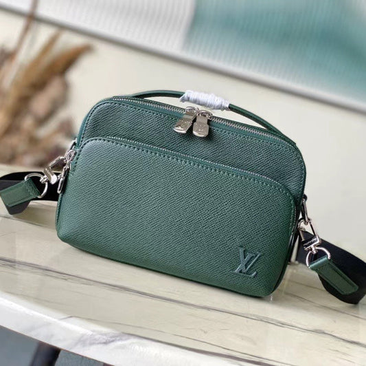  AVENUE MESSENGER 22 IN FOREST GREEN CALFSKIN