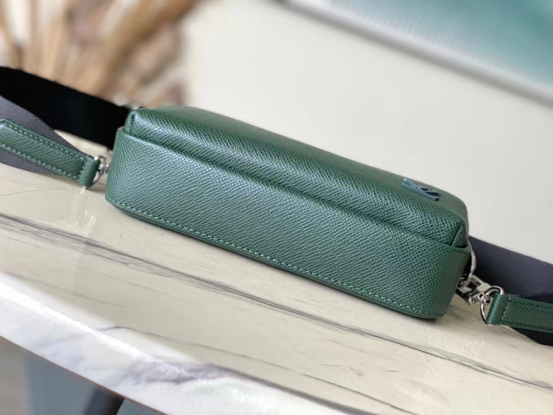  AVENUE MESSENGER 22 IN FOREST GREEN CALFSKIN