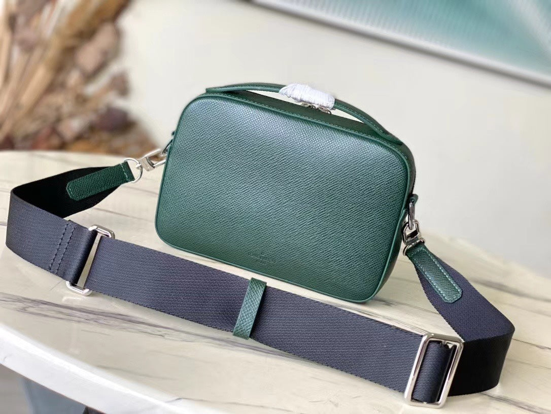  AVENUE MESSENGER 22 IN FOREST GREEN CALFSKIN