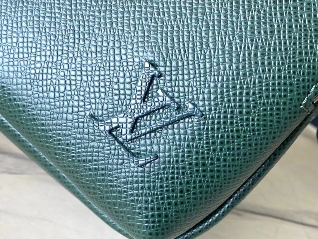  AVENUE MESSENGER 22 IN FOREST GREEN CALFSKIN