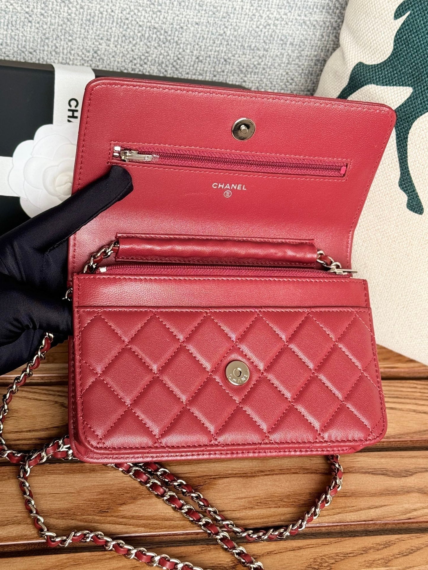 CC WOC ENTRUPY 19 BAG IN CHERRY RED CALFSKIN