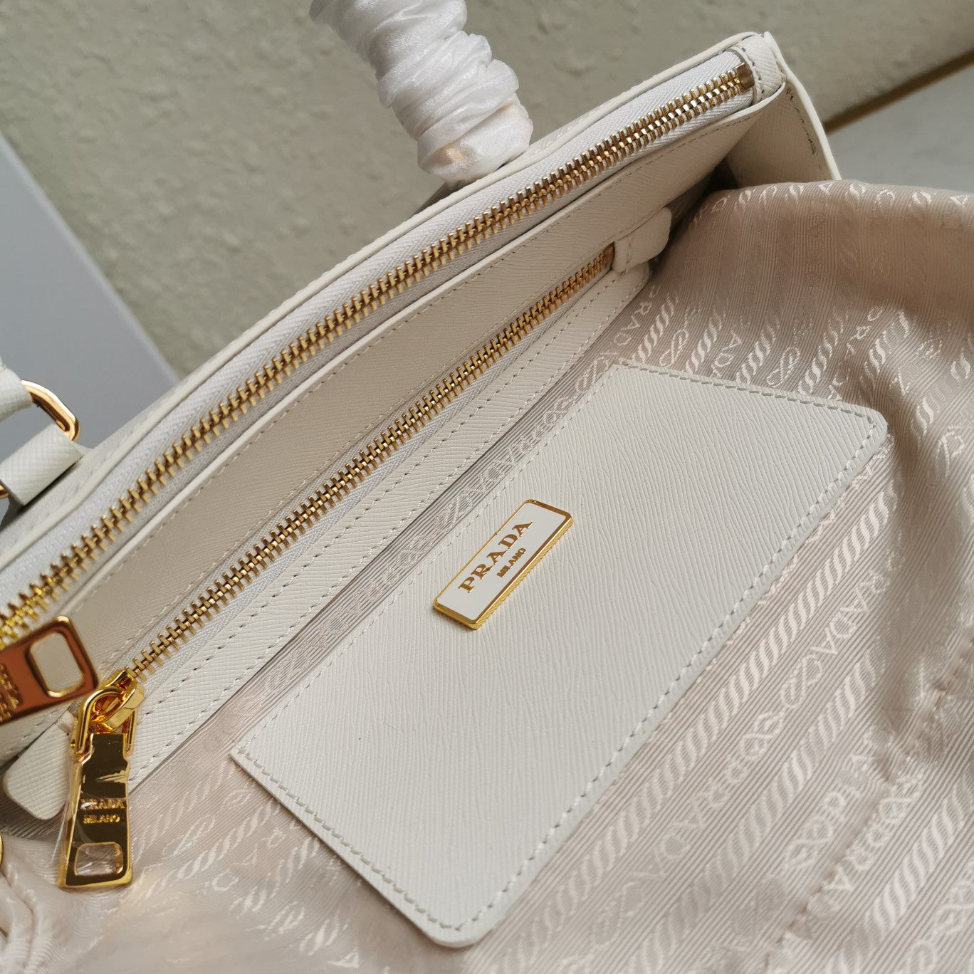 PRA GALLERIA 28 BAG IN WHITE SAFFIANO LEATHER