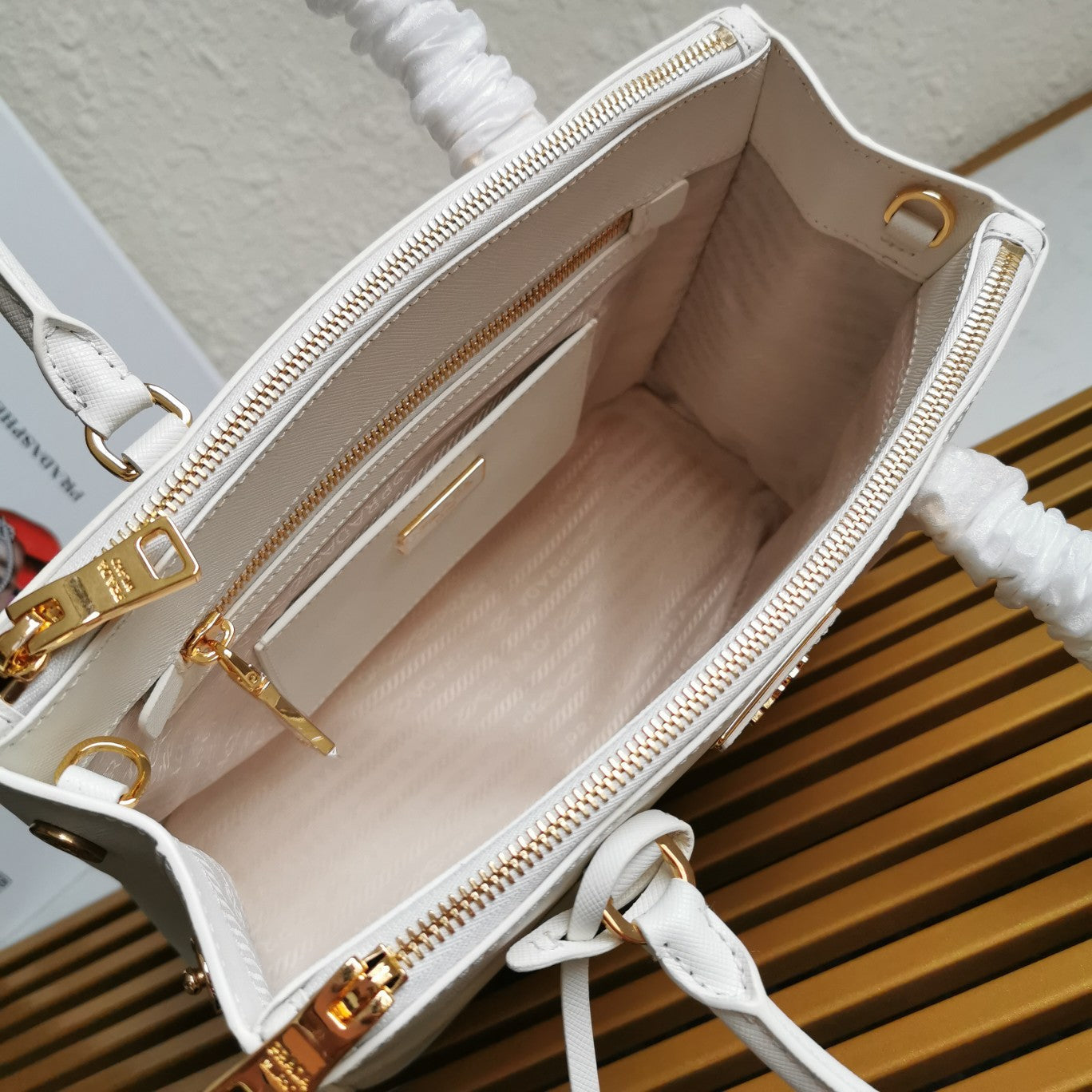 PRA GALLERIA 28 BAG IN WHITE SAFFIANO LEATHER