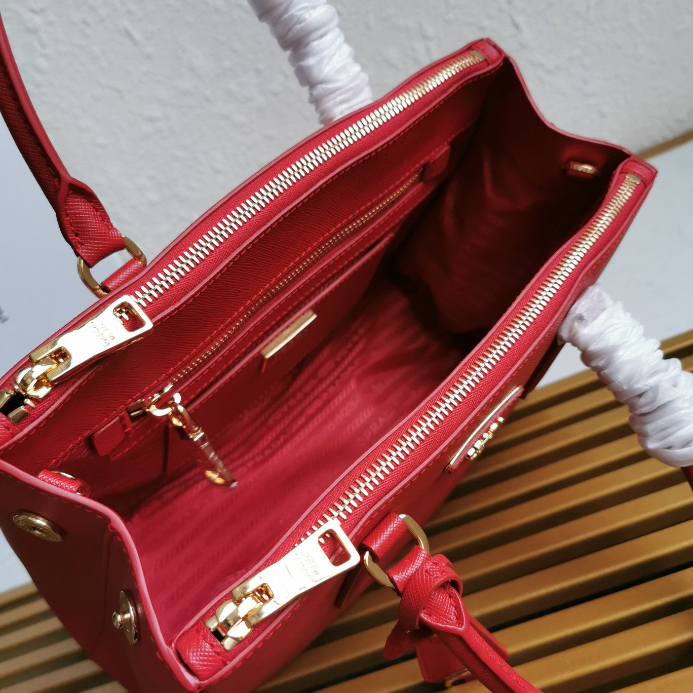 PRA GALLERIA 28 BAG IN CHERRY RED SAFFIANO LEATHER