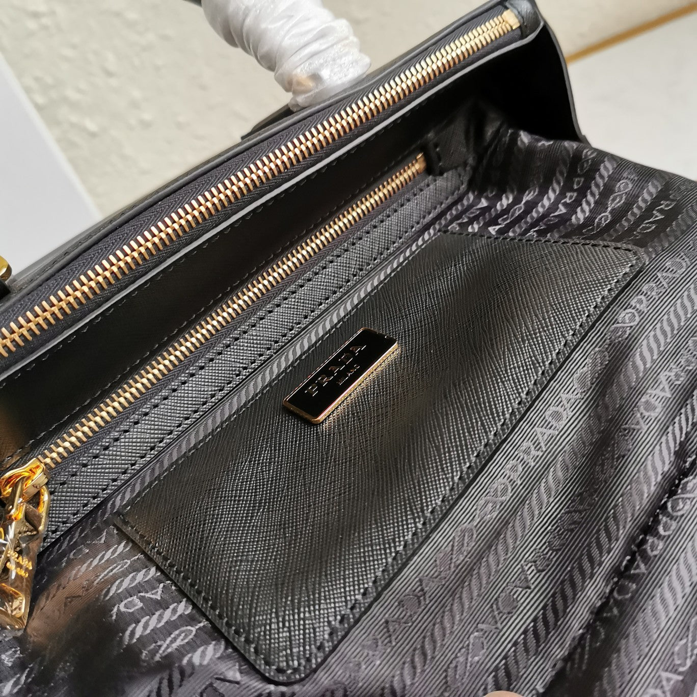 PRA GALLERIA 28 BAG IN BLACK SAFFIANO LEATHER