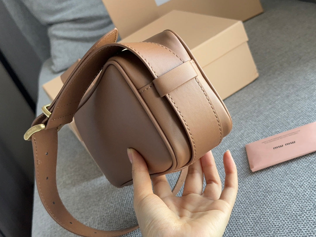 BAGUETTE 25 BAG IN CINNAMON BROWN CALFSKIN