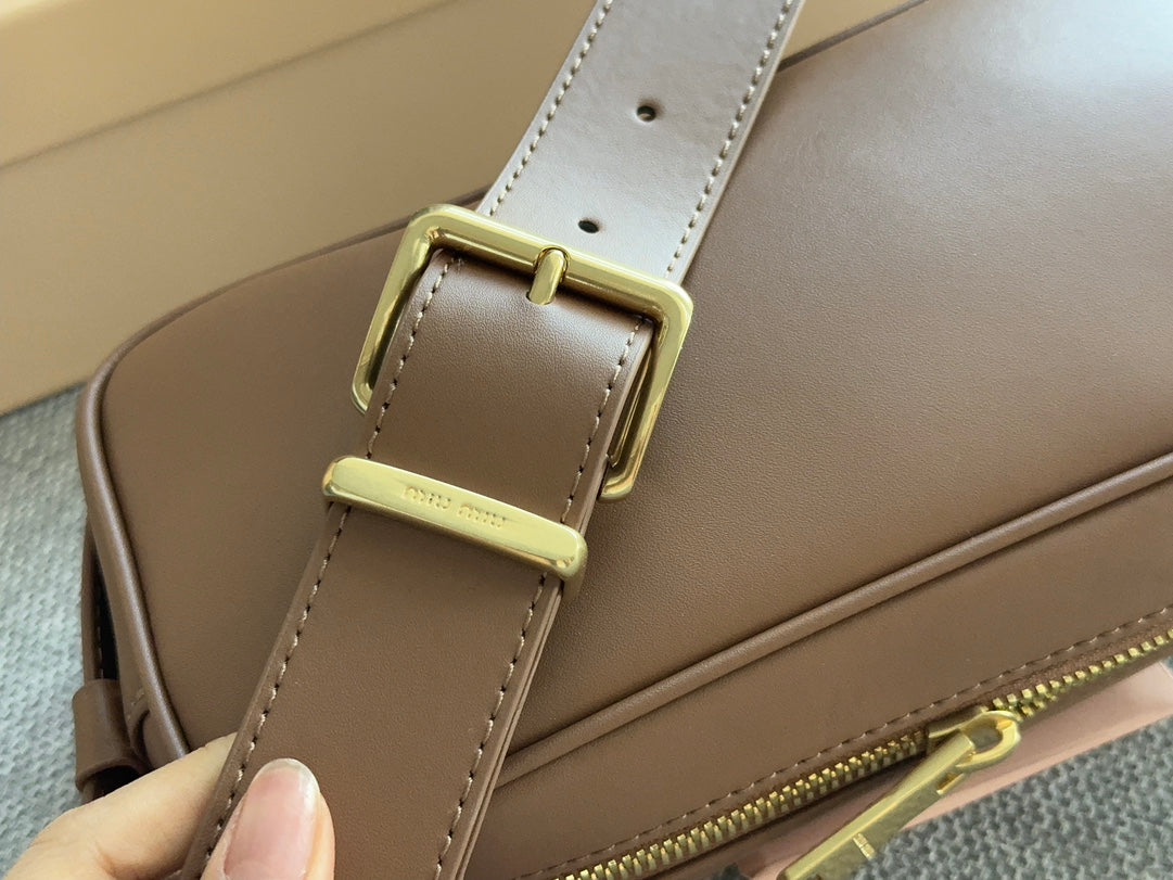 BAGUETTE 25 BAG IN CINNAMON BROWN CALFSKIN