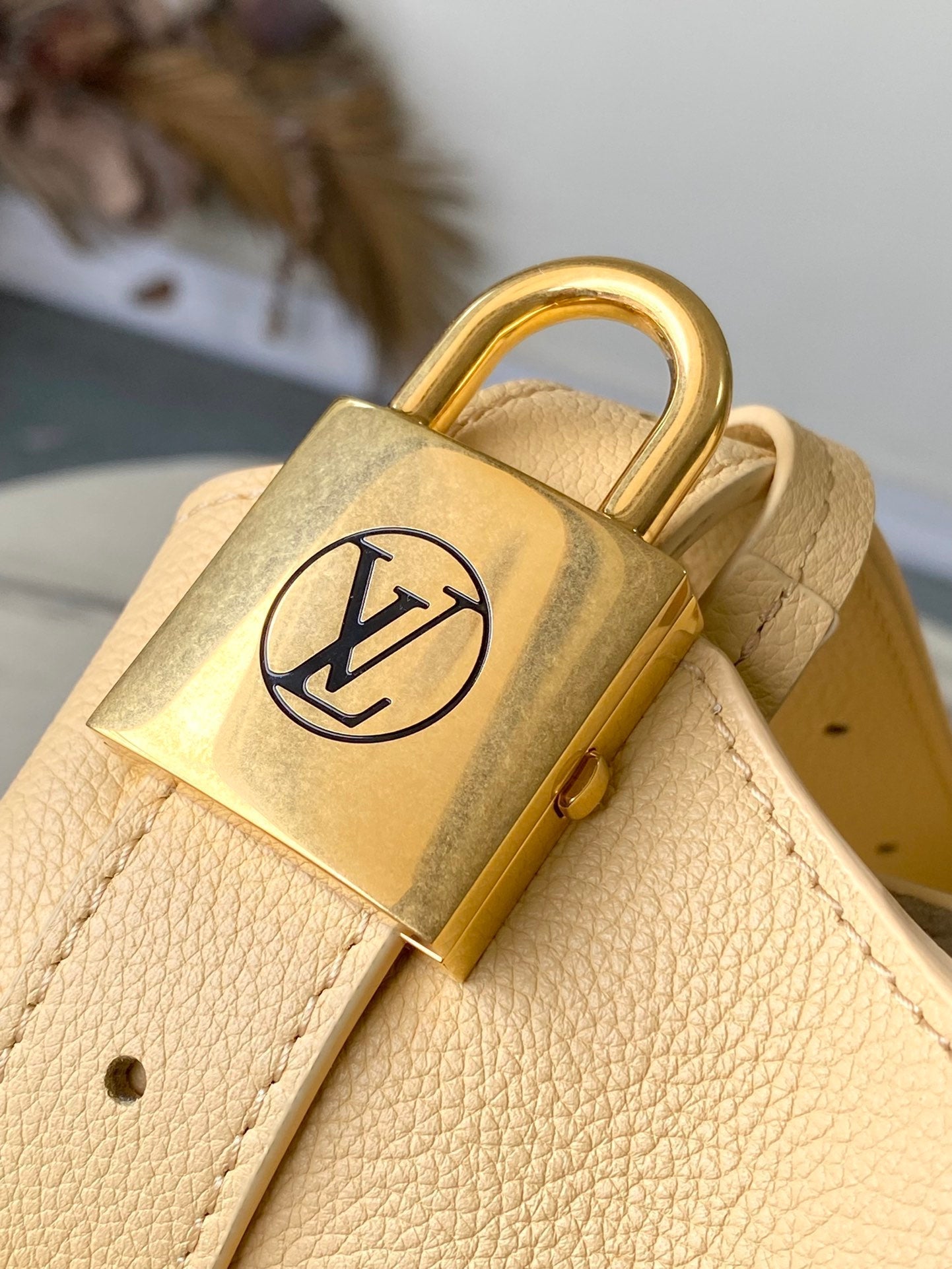 LOW KEY HOBO PM 28 IN URBAN YELLOW CALFSKIN GOLD BUCKLE