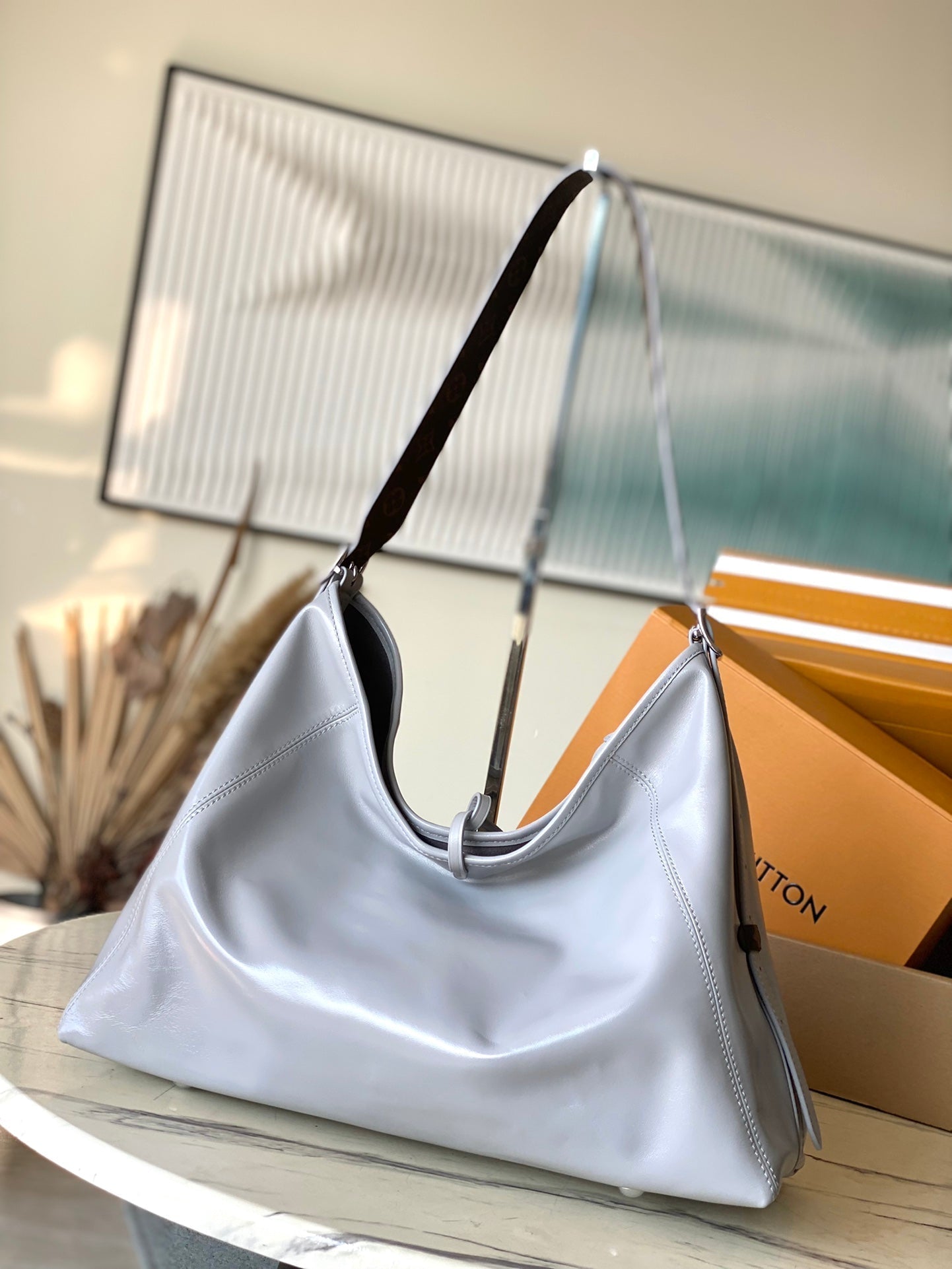 CARRYALL VIBE MM 39 IN TRIANON GRAY SHINY LAMBSKIN