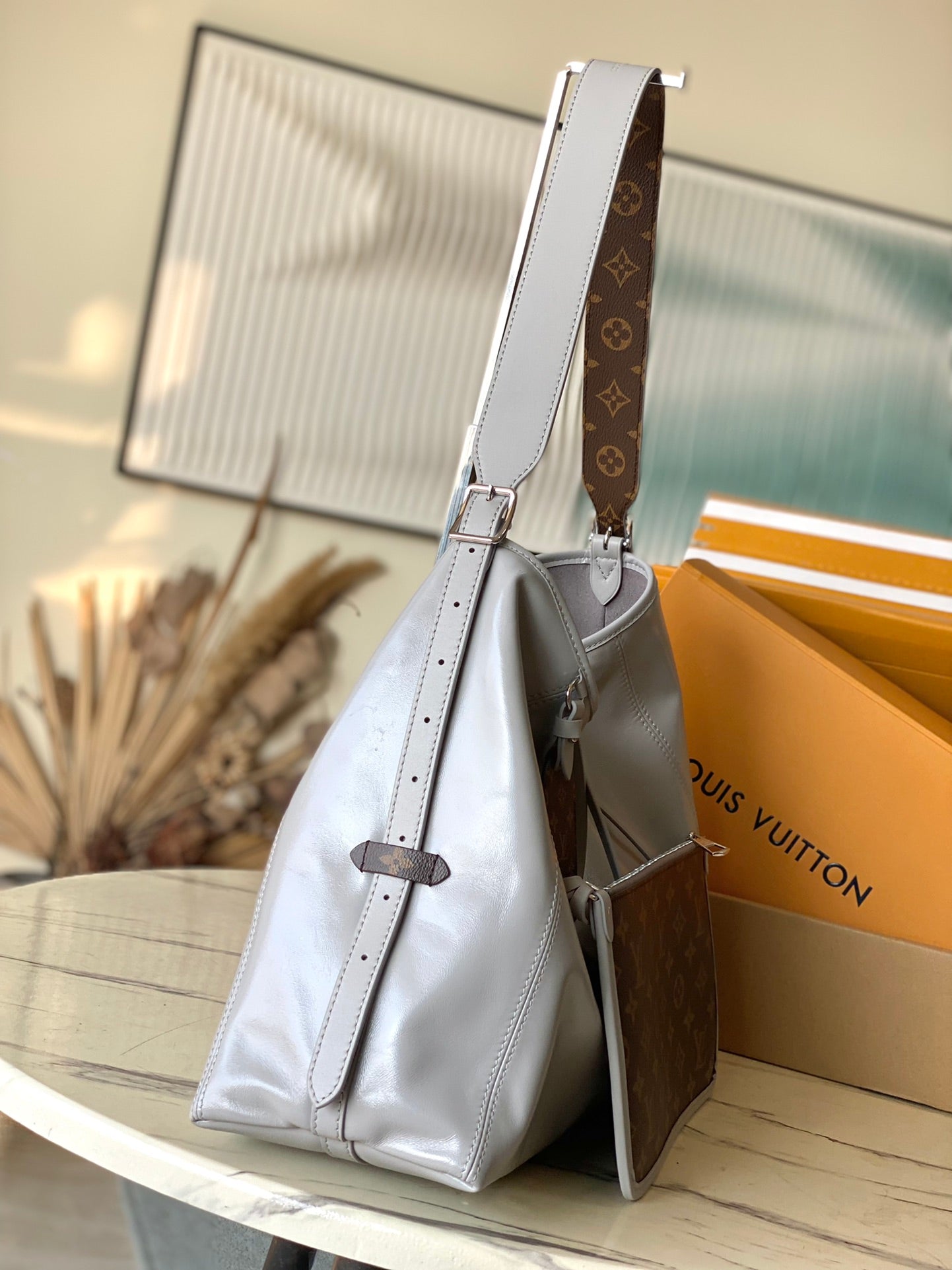 CARRYALL VIBE MM 39 IN TRIANON GRAY SHINY LAMBSKIN