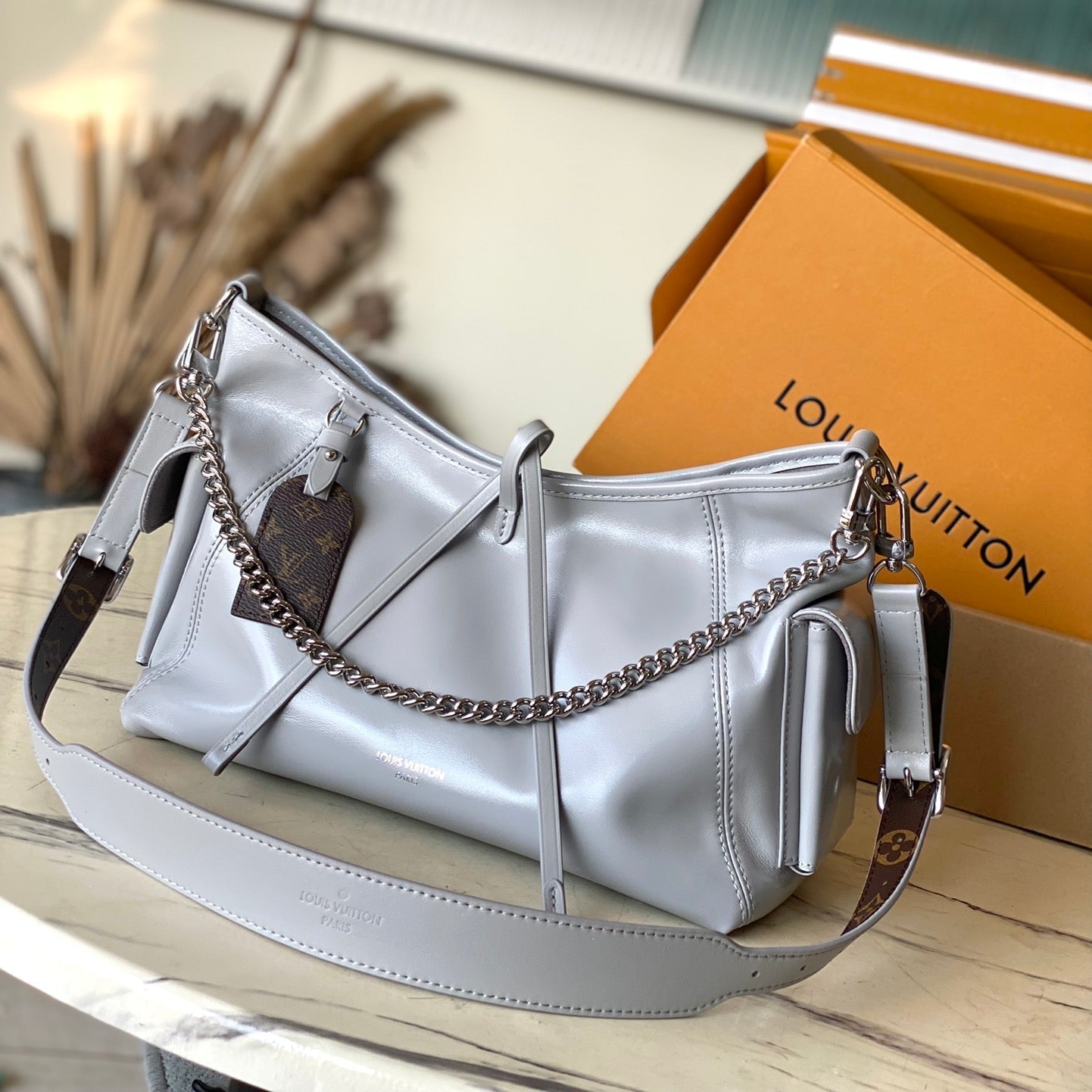 CARRYALL VIBE 33 IN TRIANON GRAY SHINY LAMBSKIN