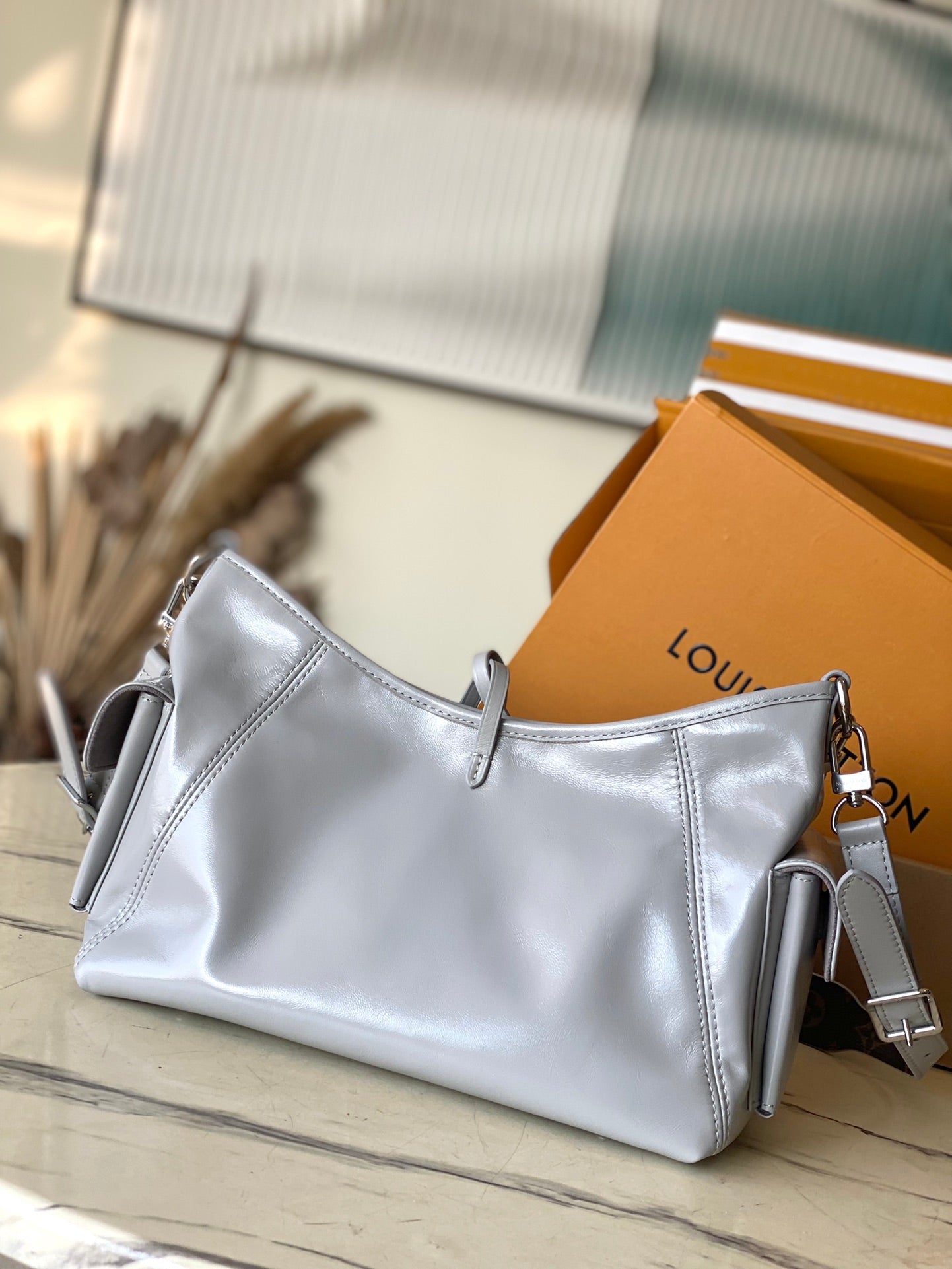 CARRYALL VIBE 33 IN TRIANON GRAY SHINY LAMBSKIN