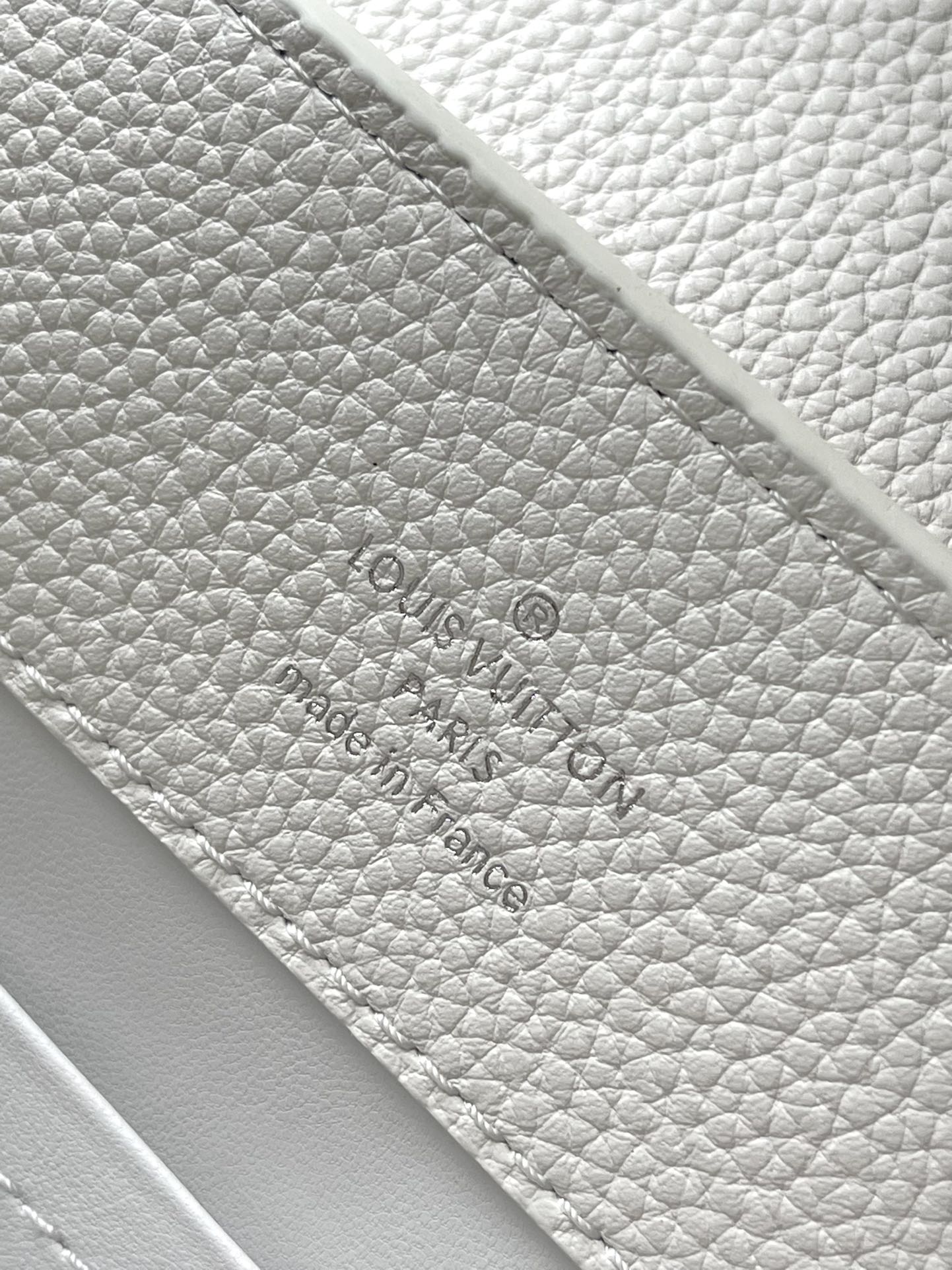 CAPUCINES EAST-WEST 33 IN WHITE CALFSKIN SILVER HARDWARE