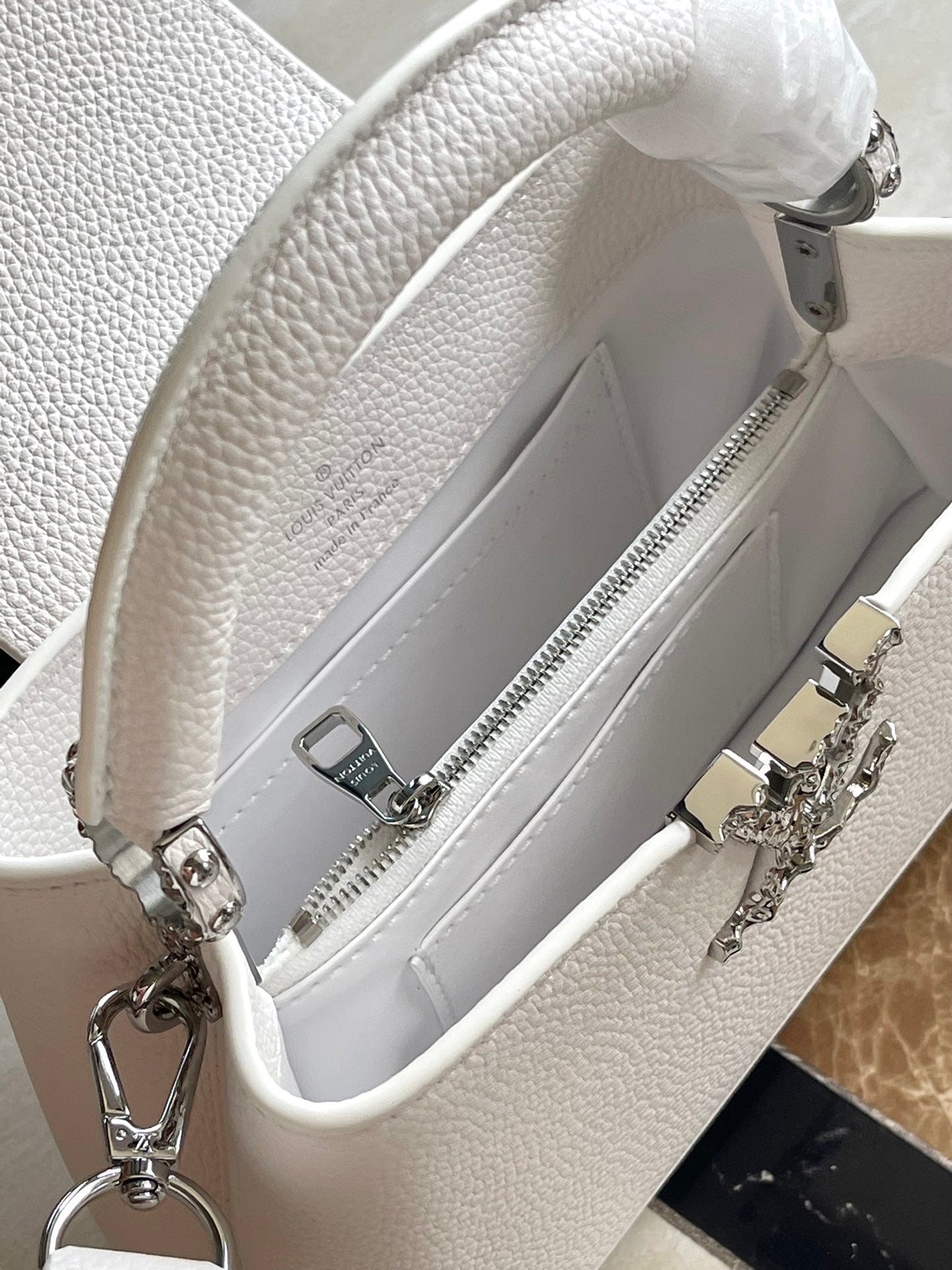 CAPUCINES EAST-WEST MINI 22 IN WHITE CALFSKIN SILVER HARDWARE