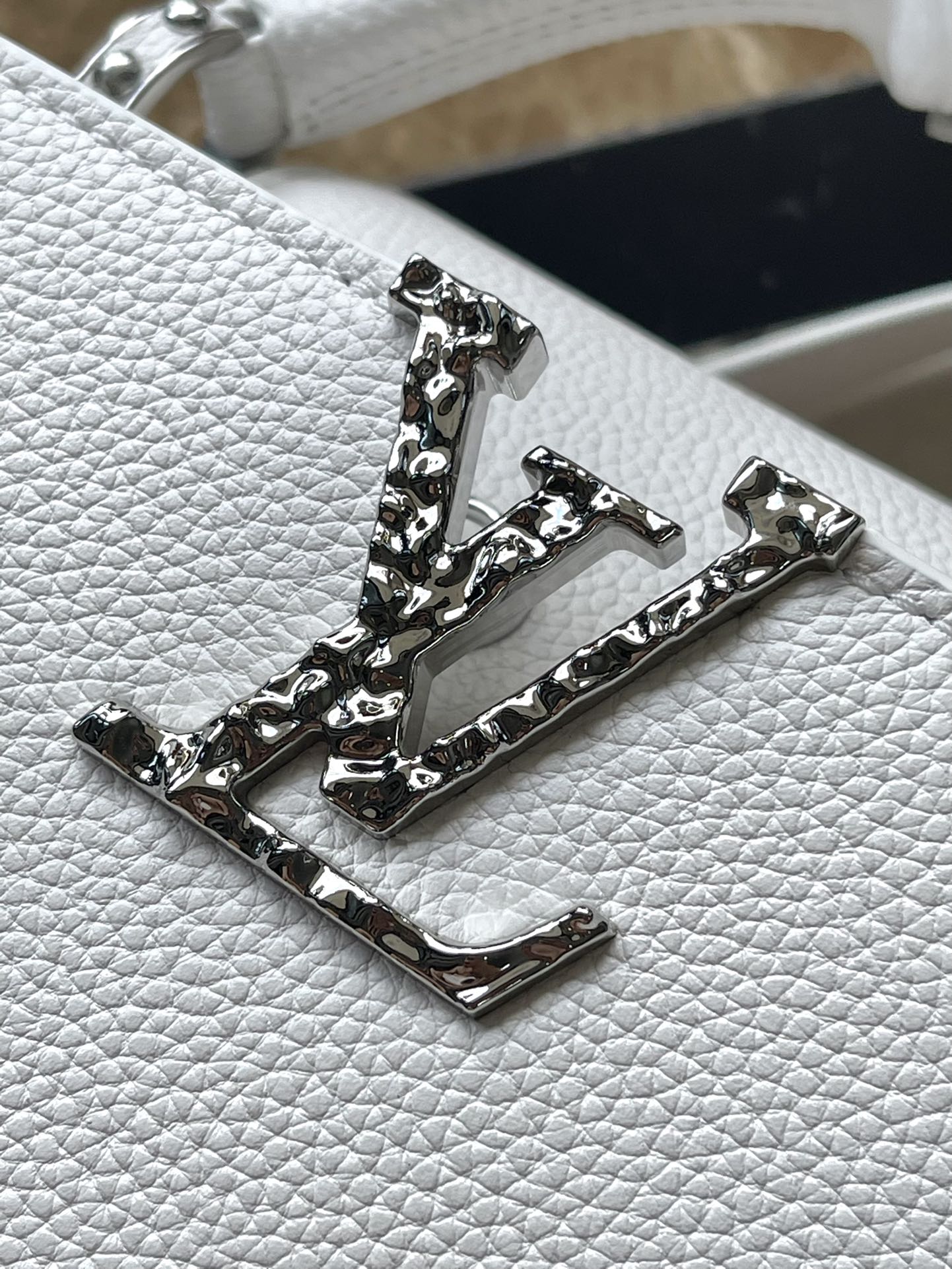 CAPUCINES EAST-WEST MINI 22 IN WHITE CALFSKIN SILVER HARDWARE