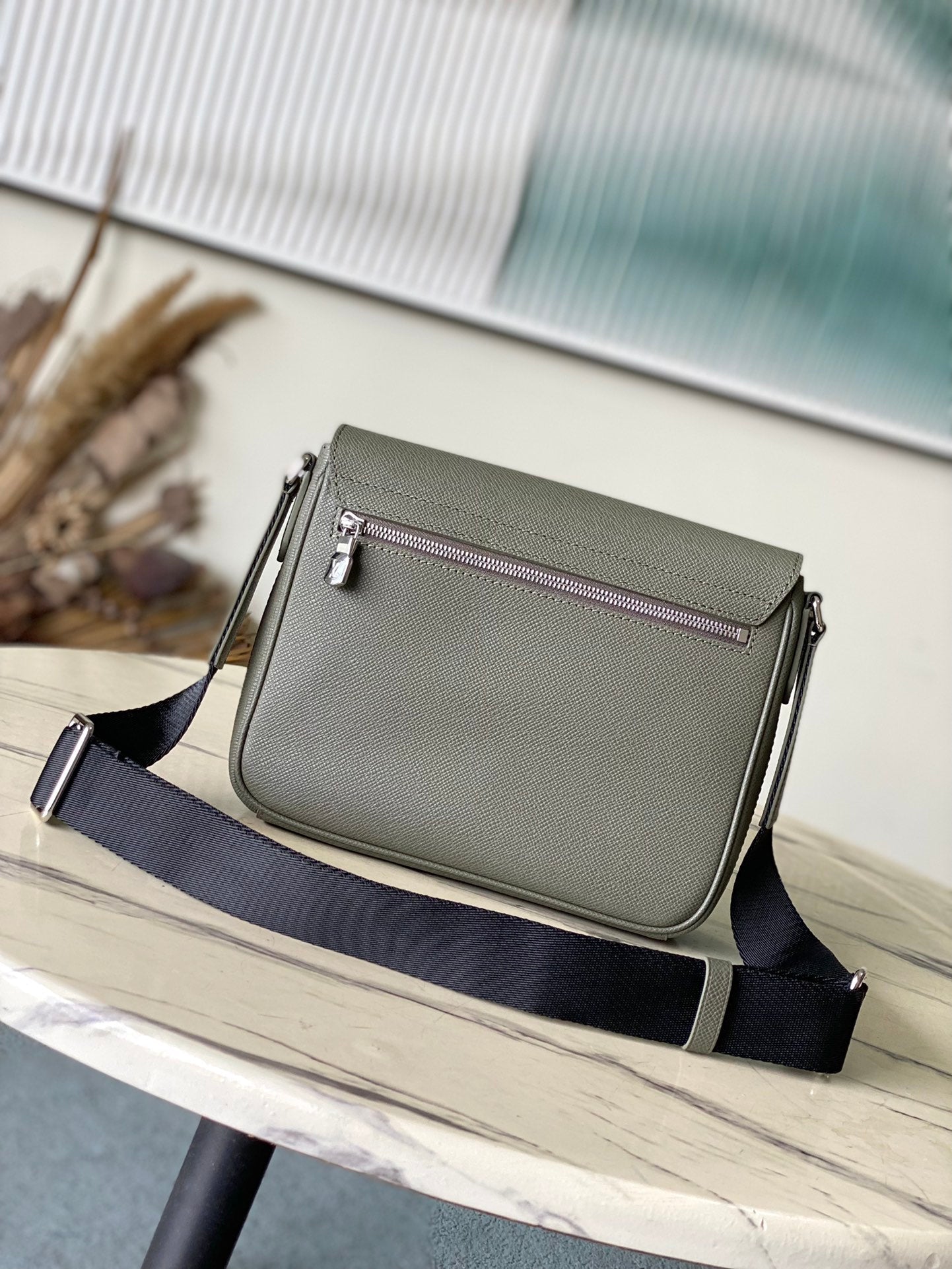 DISTRICT PM 26 IN KHAKI GREEN CALFSKIN