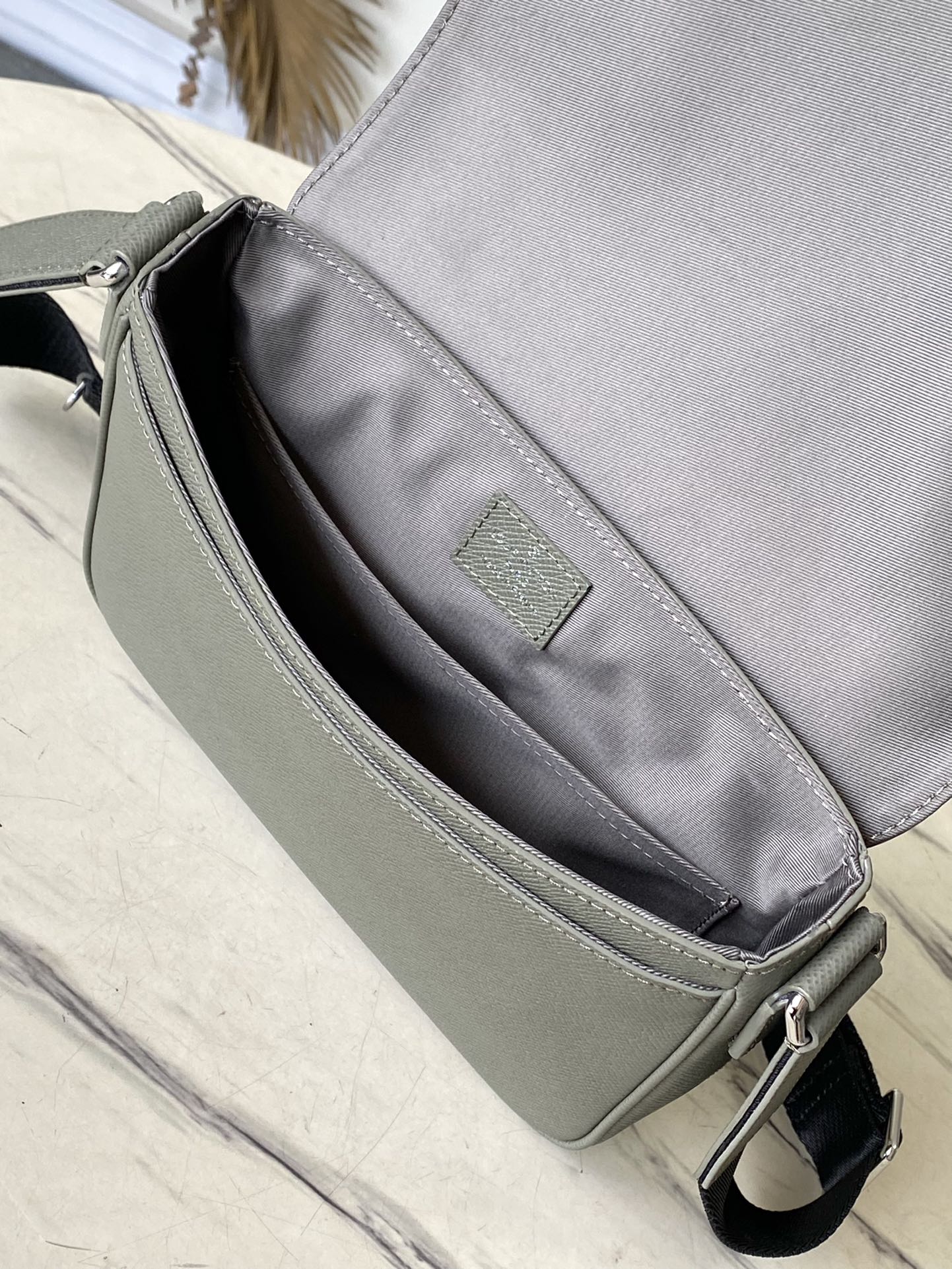 DISTRICT PM 26 IN KHAKI GREEN CALFSKIN