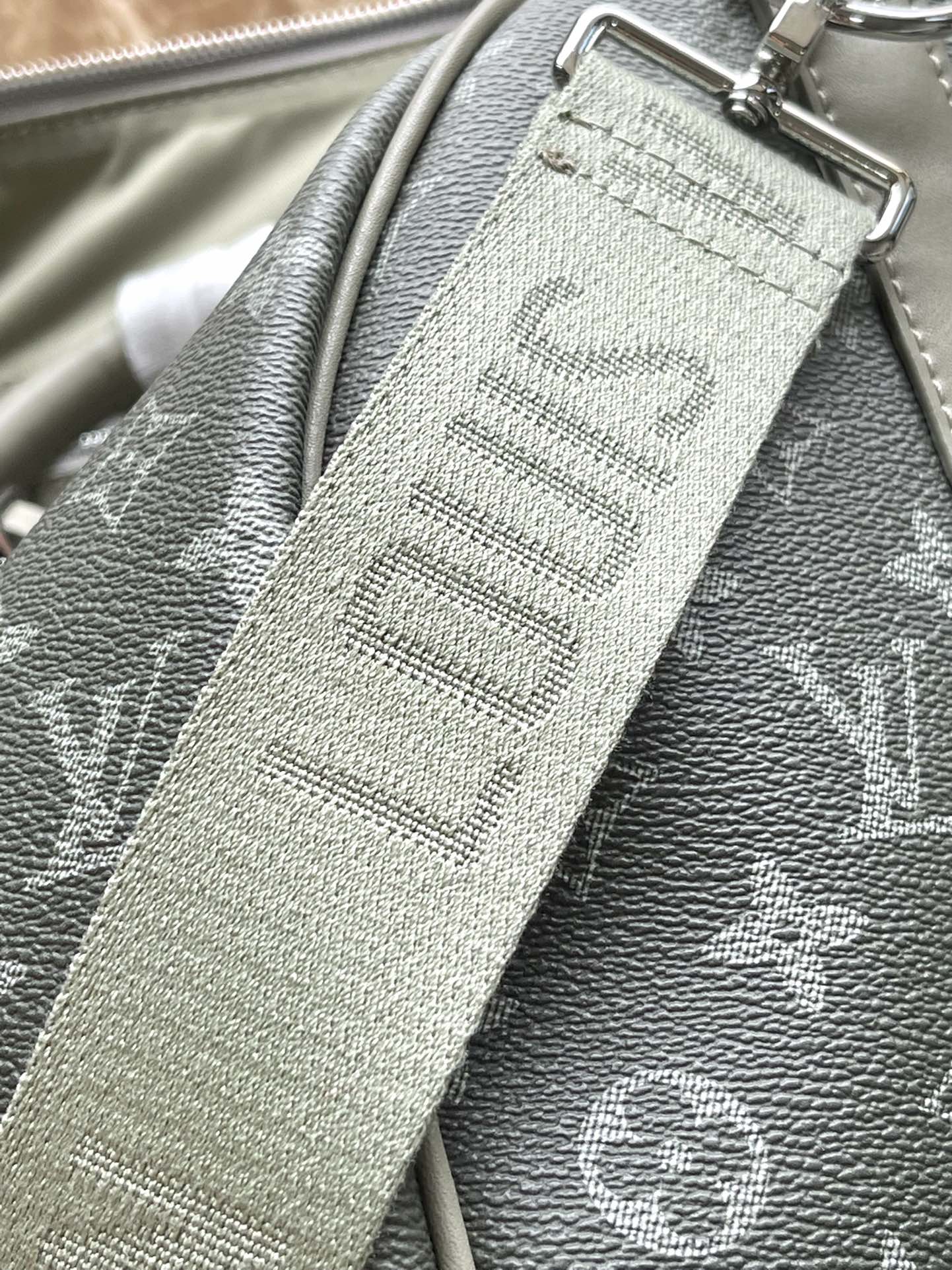 KEEPALL BANDOULIÈRE 45 IN GRAY MONOGRAM GRADIENT CANVAS