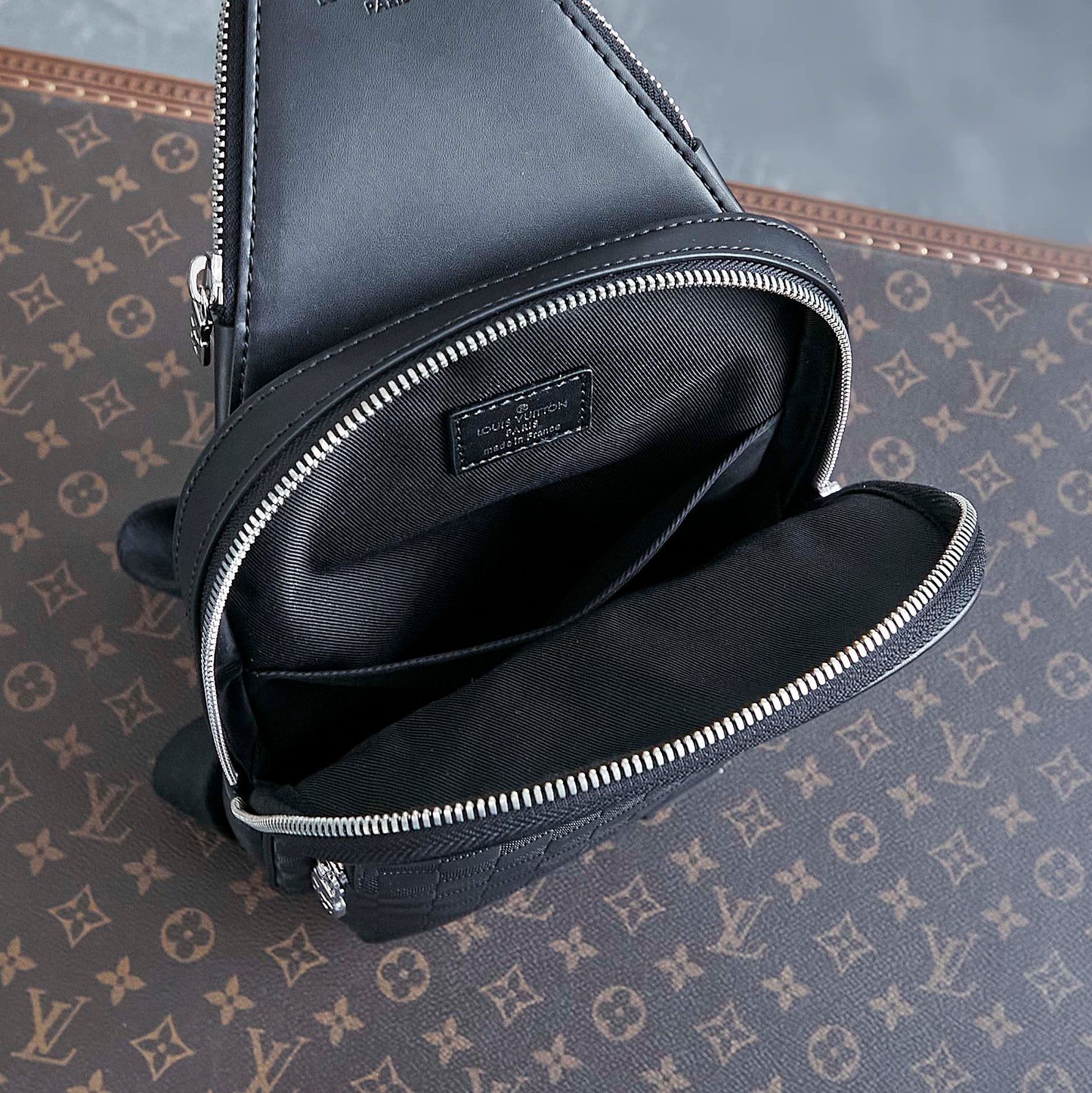 AVENUE SLINGBAG 31 IN BLACK DAMIER INFINI CALFSKIN