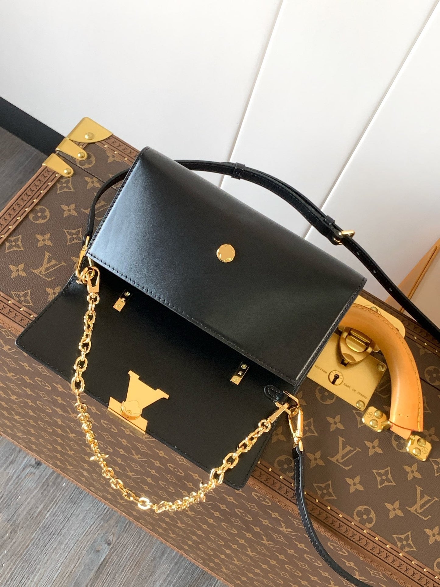 WALLET ON CHAIN CAPUCINES 23 IN BLACK SMOOTH CALFSKIN GOLD HARDWARE