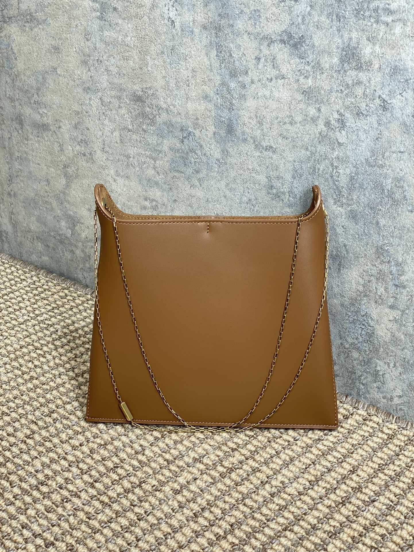 FLAT SHOULDER BAG 23 IN TAWNY BROWN CALFSKIN GOLD CHAIN