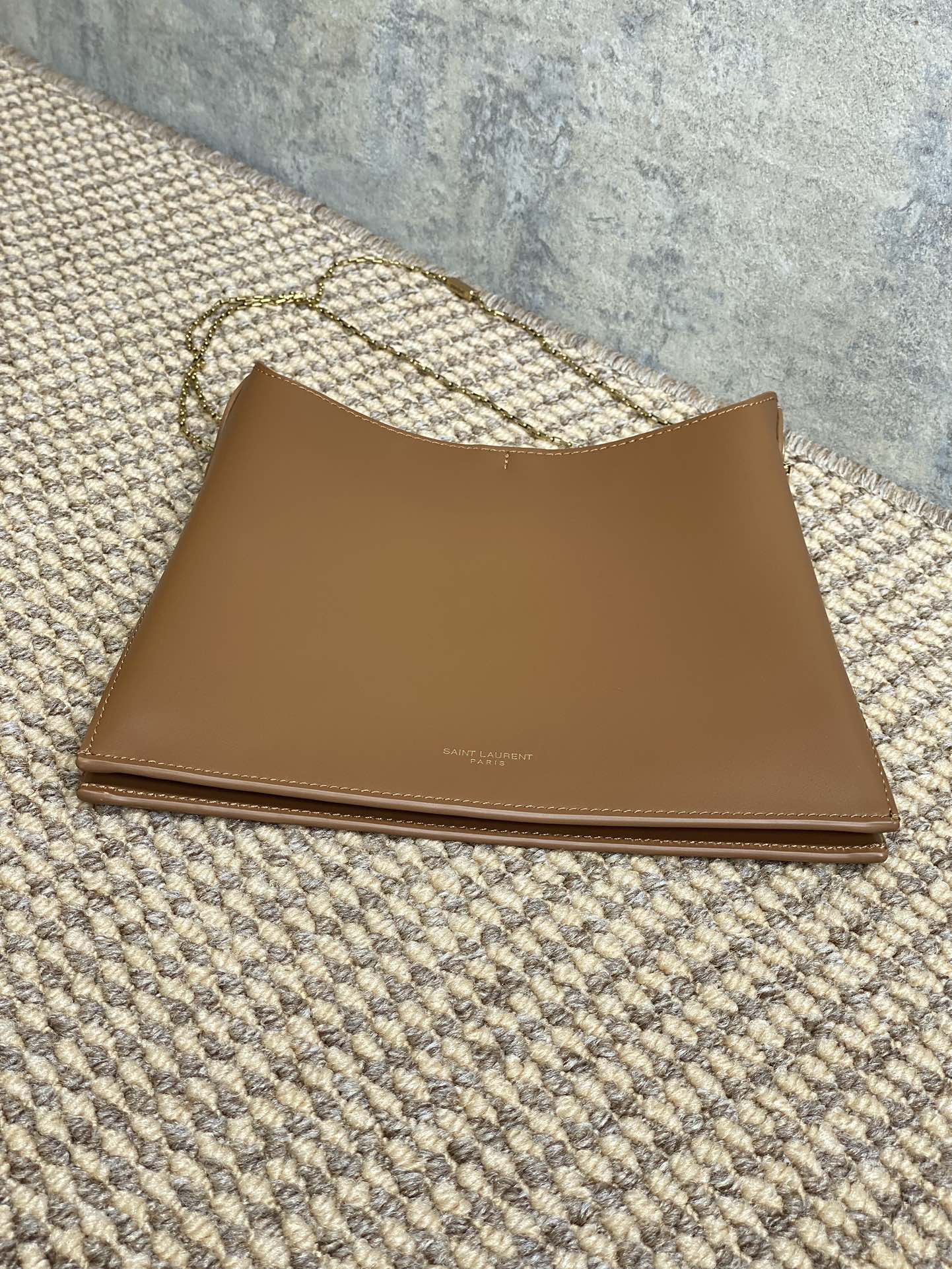 FLAT SHOULDER BAG 23 IN TAWNY BROWN CALFSKIN GOLD CHAIN