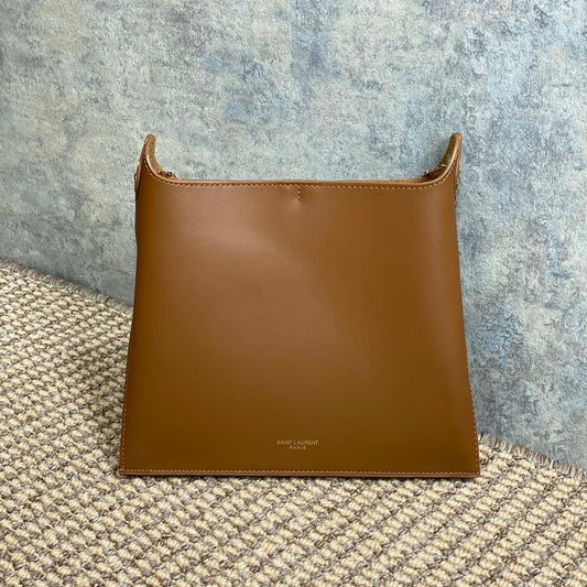 FLAT SHOULDER BAG 23 IN TAWNY BROWN CALFSKIN GOLD CHAIN