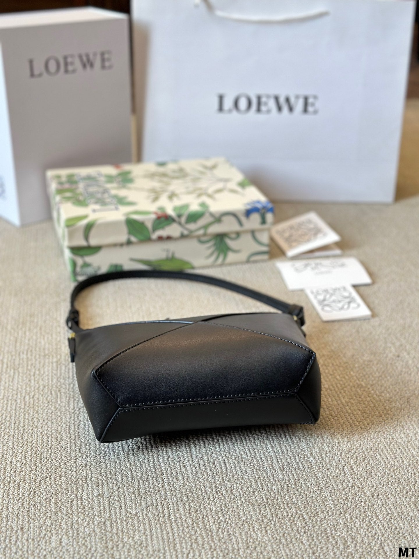 LOE 20 PUZZLE FOLD POUCH IN BLACK NAPPA CALFSKIN