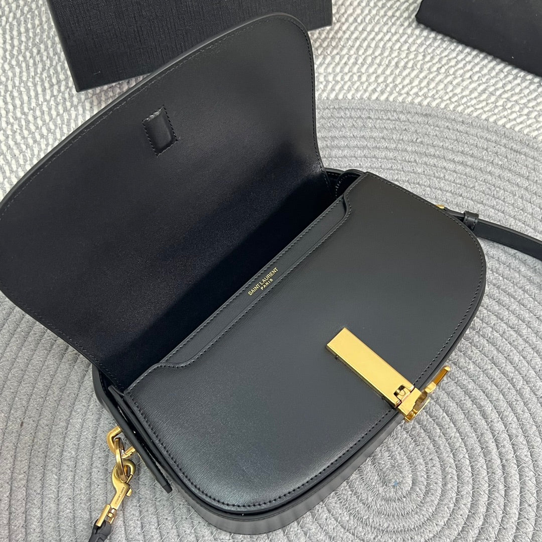 VOLTAIRE 24 IN BLACK CALFSKIN GOLD LOGO