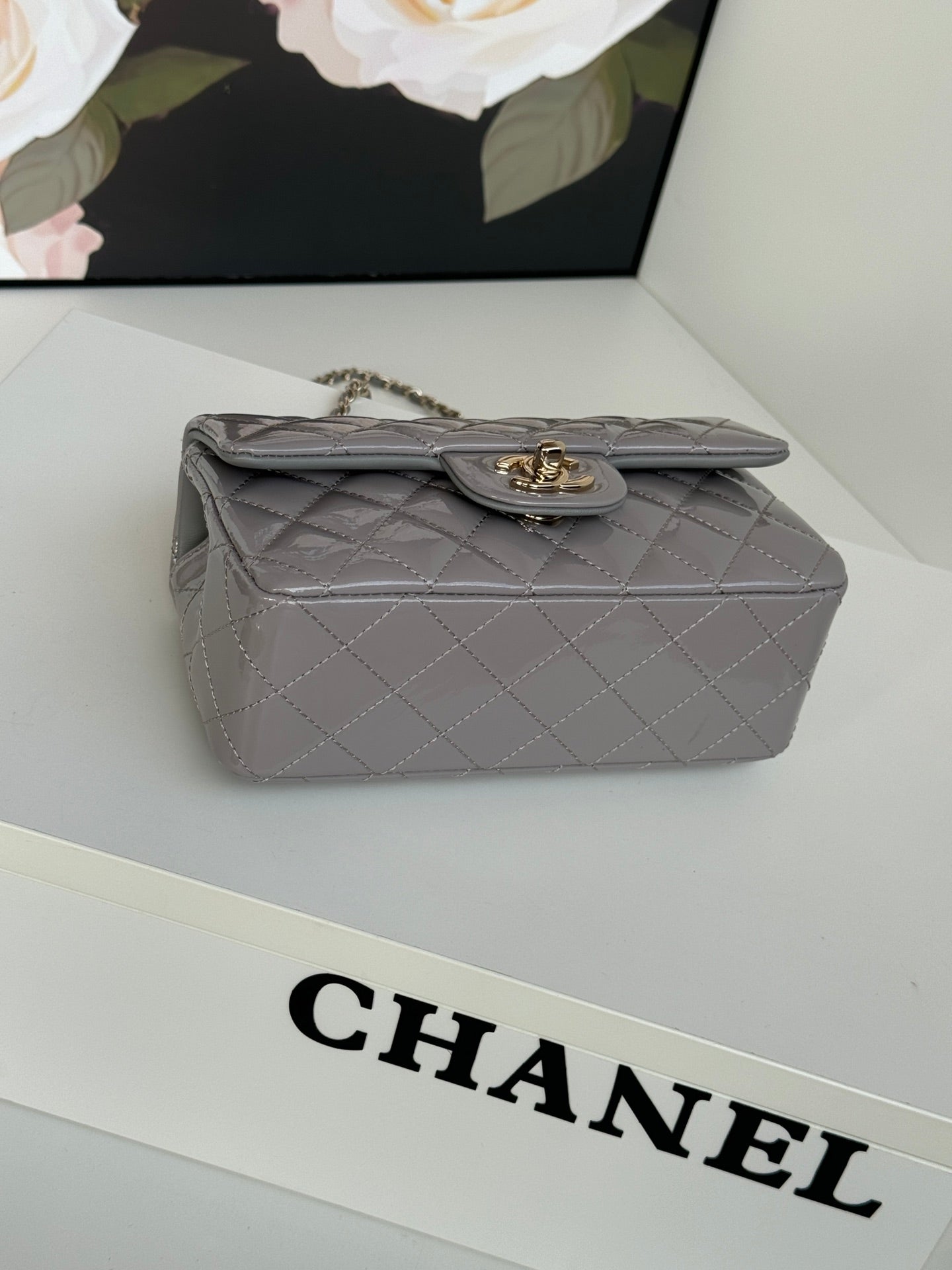 MINI FLAP BAG 20 IN LIGHT GRAY GLOSSY CALFSKIN GOLD HARDWARE