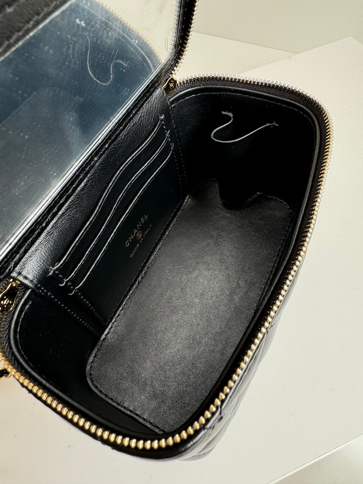 SMALL VANITY CASE 17 WITH HANDLE IN BLACK CALFSKIN GOLD METAL CHAIN