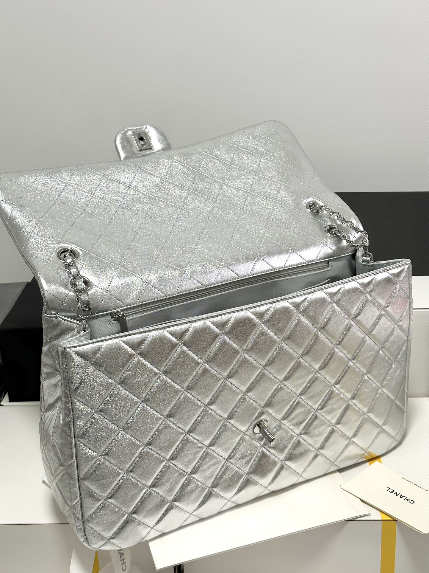 CC MEDIUM 40 CLASSIC DOUBLE FLAP SHOULDER BAG IN SILVER LAMBSKIN