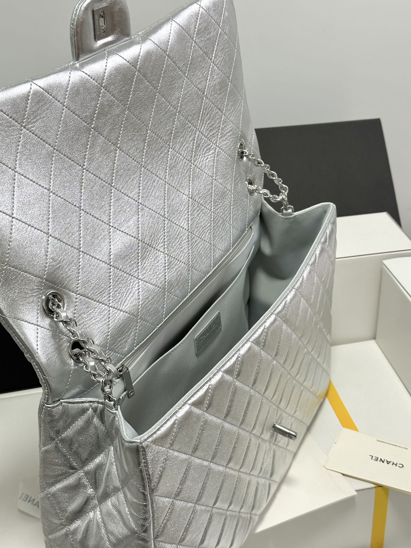 CC MEDIUM 40 CLASSIC DOUBLE FLAP SHOULDER BAG IN SILVER LAMBSKIN