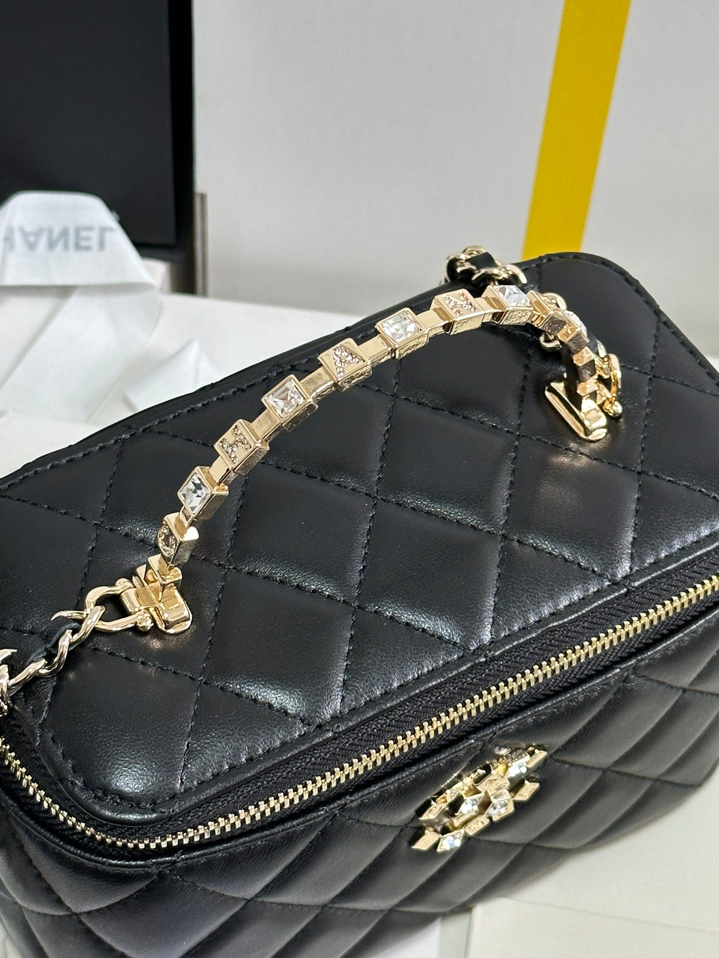 VANITY CASE 18 IN BLACK CALFSKIN GOLD HARDWARE