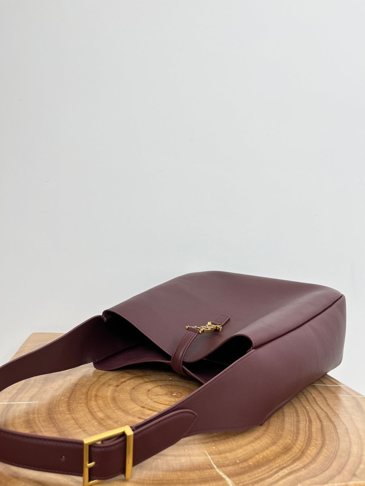 LE 5 À 7 LARGE SUPPLE 31 IN WINE RED GRAINED CALFSKIN