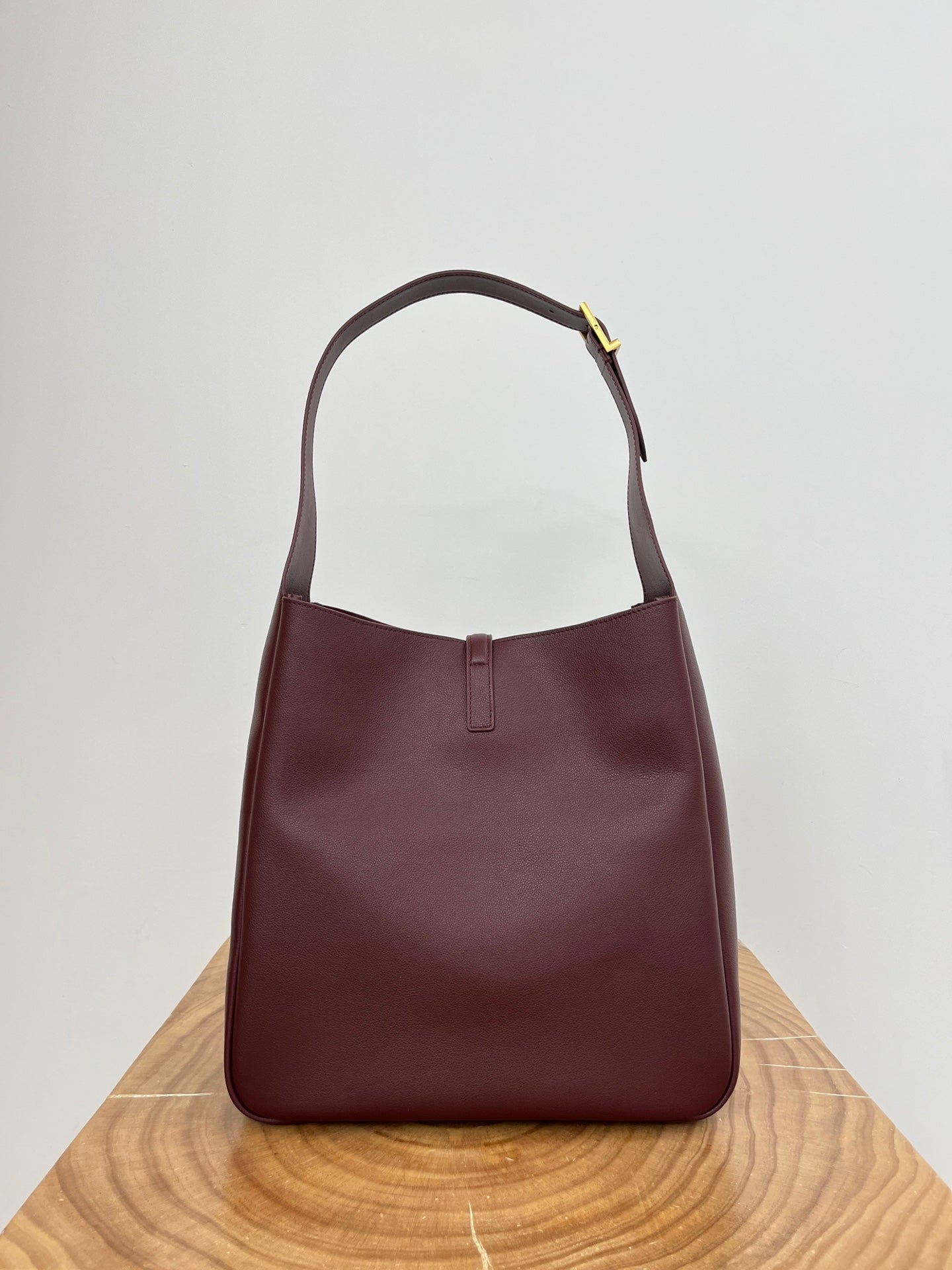 LE 5 À 7 LARGE SUPPLE 31 IN WINE RED GRAINED CALFSKIN