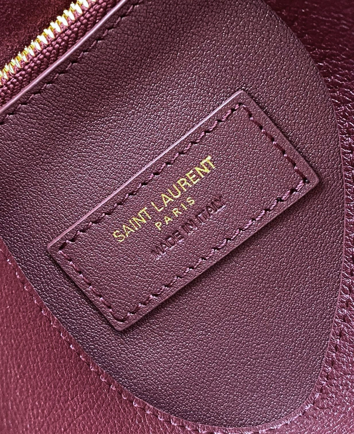 LE 5 À 7 LARGE SUPPLE 31 IN WINE RED GRAINED CALFSKIN