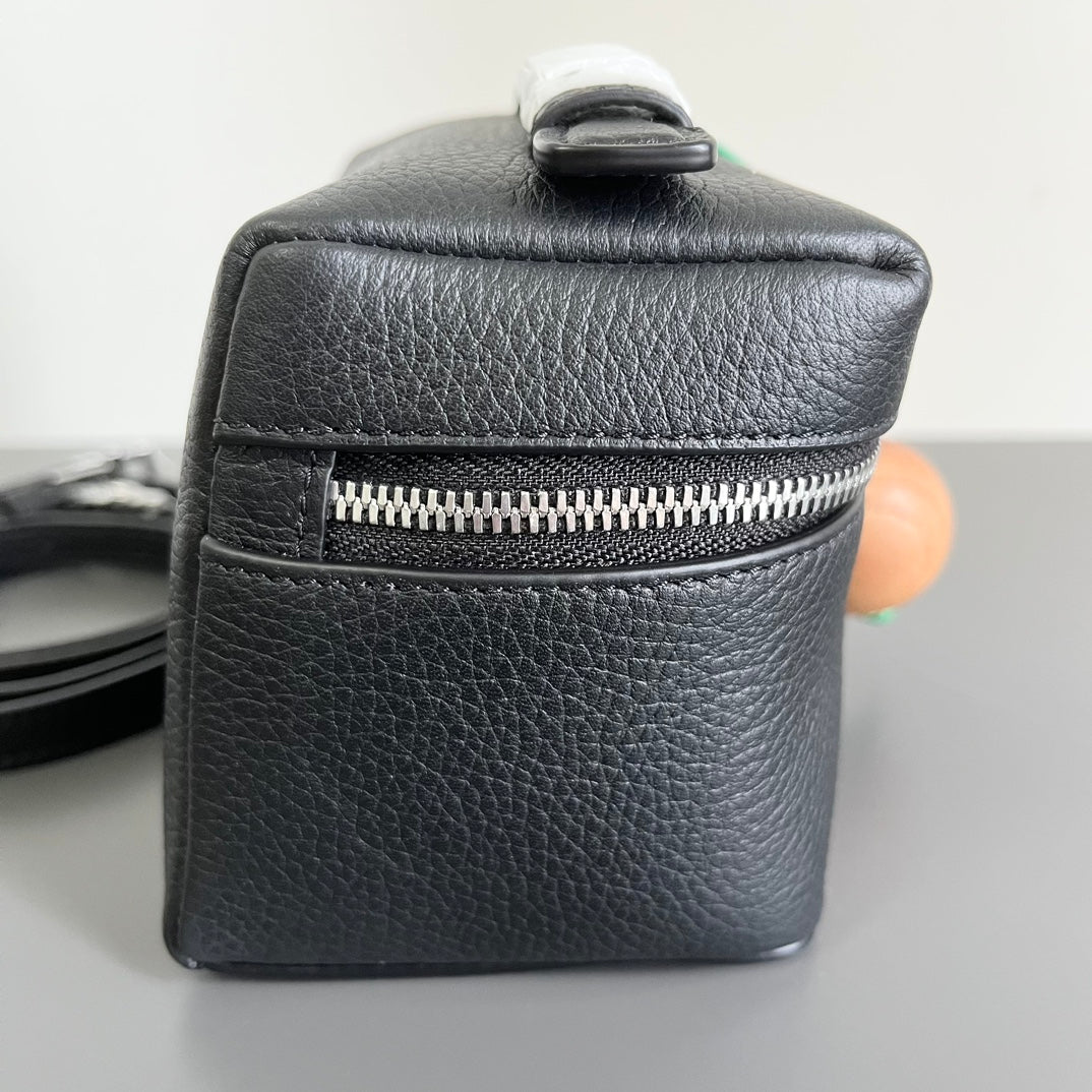 EXTRA POCKET L12 IN BLACK CALFSKIN WITH SILVER HARDWARE